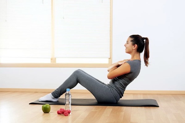 Pousser la presse pour les filles. Exercice, programme d'entraînement à domicile