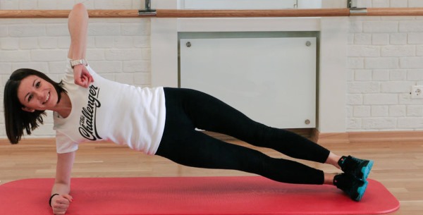 Pousser la presse pour les filles. Exercice, programme d'entraînement à domicile