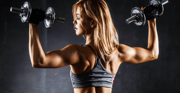 Retour entraînement dans la salle de gym. Exercices pour filles, un programme pour gonfler les muscles les plus larges du dos