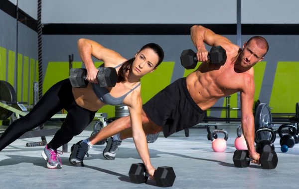 Retour entraînement dans la salle de gym. Exercices pour filles, un programme pour pomper les muscles les plus larges du dos