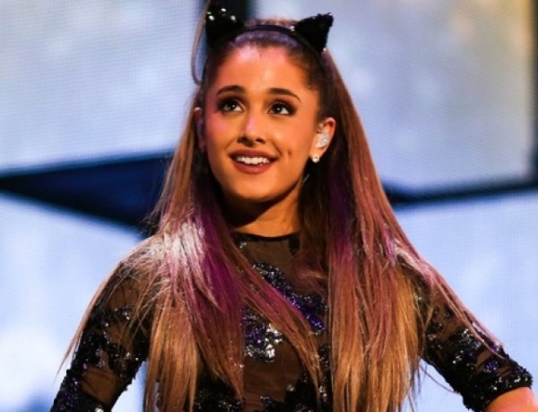 Ariana Grande avant et après la chirurgie plastique. Photo en maillot de bain, sans maquillage, dans l'enfance. La figure et l'apparence de l'actrice