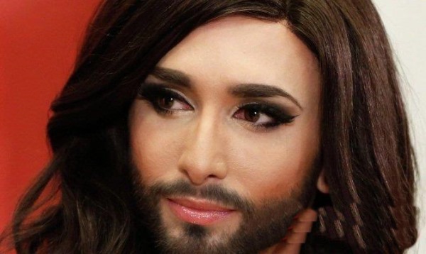 Conchita Wurst. Photos avant et après la chirurgie. Comment est passé d'un homme à une femme