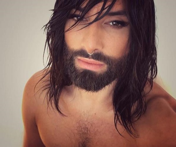 Conchita Wurst. Photos avant et après la chirurgie. Comment est passé d'un homme à une femme