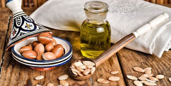 Huile d'argan. Propriétés et application en cosmétologie pour les cheveux, la peau, l'ingestion