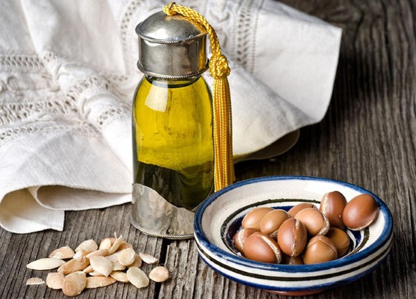 Huile d'argan. Propriétés et application en cosmétologie pour les cheveux, la peau, l'ingestion