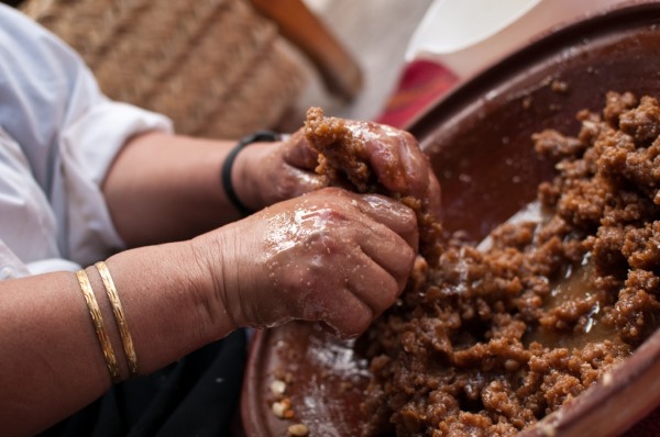 Huile d'argan. Propriétés et application en cosmétologie pour les cheveux, la peau, l'ingestion