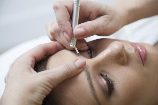 Microblading des sourcils. Photos avant et après, qu'est-ce que c'est, combien de temps ça dure, comment ça se fait, le prix