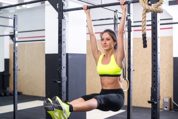 Le programme d'entraînement sur la barre horizontale et les barres asymétriques pour les filles pour la force, le soulagement, le gain musculaire