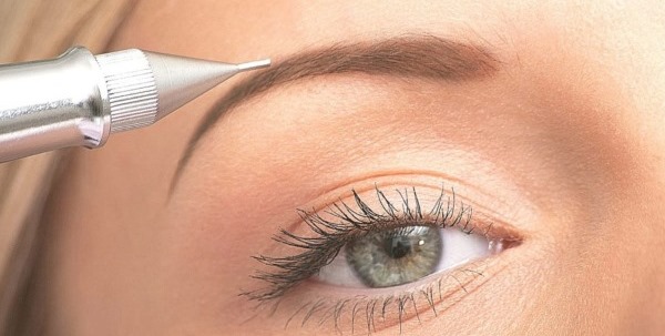 Sourcils poudrés. Qu'est-ce que c'est, photos avant et après le tatouage, technique de pulvérisation, combien de temps dure-t-il