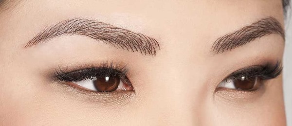 Sourcils poudrés. Qu'est-ce que c'est, photos avant et après le tatouage, technique de pulvérisation, combien de temps dure-t-il