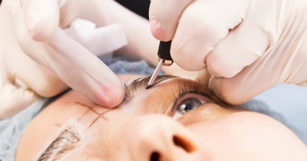 Sourcils poudrés. Qu'est-ce que c'est, photos avant et après le tatouage, technique de pulvérisation, combien de temps dure-t-il