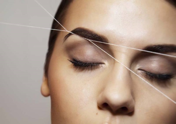 Épilation des sourcils avec un fil. Quel fil est le meilleur, comment le faire à la maison