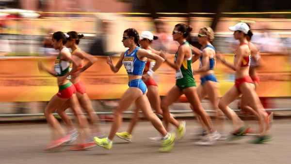 Marcher et faire du jogging pour perdre du poids. Le taux de pas par jour pour les femmes, les types, les techniques et les résultats