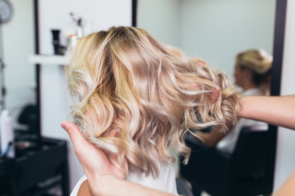 Comment hydrater les cheveux après éclaircissement, coloration. Remèdes populaires, huiles, baumes à la maison