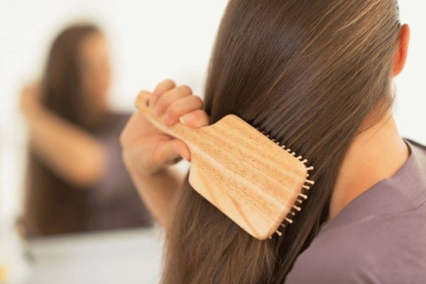 Comment hydrater les cheveux après éclaircissement, coloration. Remèdes populaires, huiles, baumes à la maison