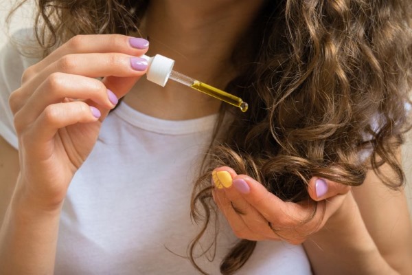 Comment hydrater les cheveux après éclaircissement, coloration. Remèdes populaires, huiles, baumes à la maison