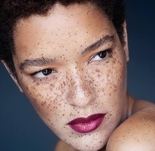 Modèles d'aspect inhabituel. Photo d'une fille, hommes par nature, couleur de peau