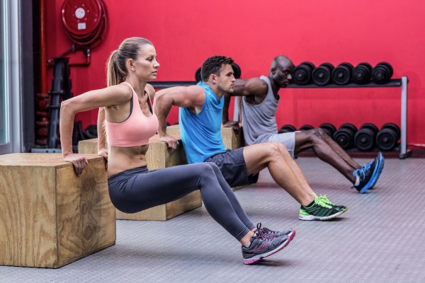 Inversez les pompes depuis le banc. Quels muscles travaillent, technique d'exécution pour les filles