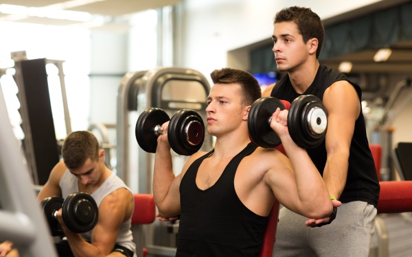 Entraîneur personnel dans la salle de gym. Combien cela coûte-t-il, comment choisir, pourquoi est-il nécessaire