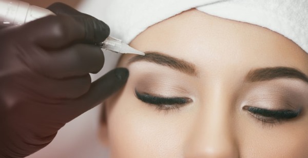 Époussetage poudreux des sourcils. Qu'est-ce que c'est, comment est-ce fait, le prix du maquillage permanent, du microblading, du tatouage. Commentaires