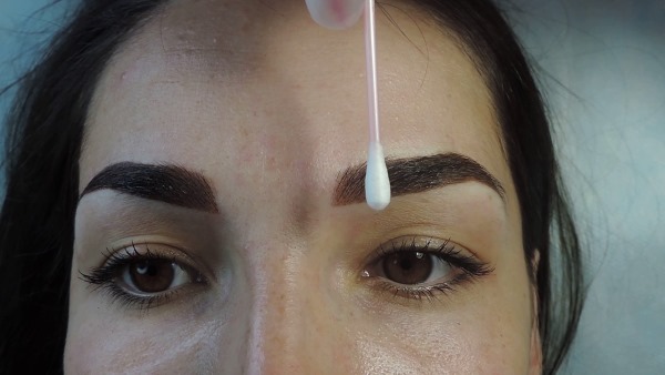 Époussetage poudreux des sourcils. Qu'est-ce que c'est, comment est-ce fait, le prix du maquillage permanent, du microblading, du tatouage. Commentaires