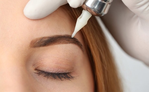 Époussetage poudreux des sourcils. Qu'est-ce que c'est, comment est-ce fait, le prix du maquillage permanent, du microblading, du tatouage. Commentaires