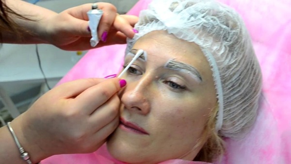 Époussetage poudreux des sourcils.Qu'est-ce que c'est, comment est-ce fait, le prix du maquillage permanent, du microblading, du tatouage. Commentaires