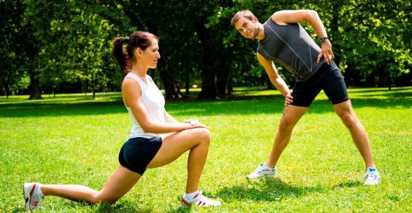 Exercices d'haltères à main pour femmes pour perdre du poids afin que la peau ne pende pas. Entraînement à la maison