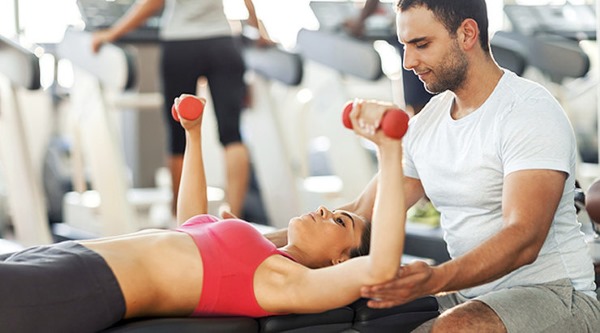 Exercices d'haltères à main pour femmes pour perdre du poids afin que la peau ne pende pas. Entraînement à la maison