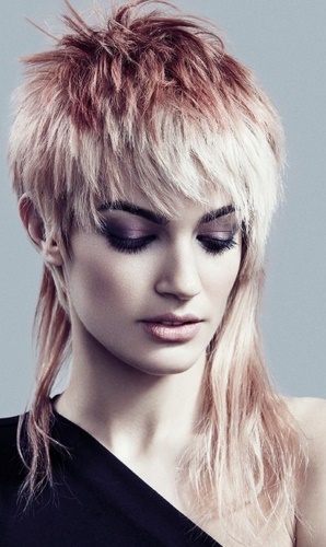 Coupes de cheveux pour femmes pour cheveux moyens sans frange. Photo, vues avant et arrière