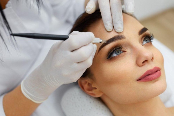 De beaux sourcils. Tendances mode 2020: microblading, biotattoo, poudreux, stratification, coloration et construction, ombrage