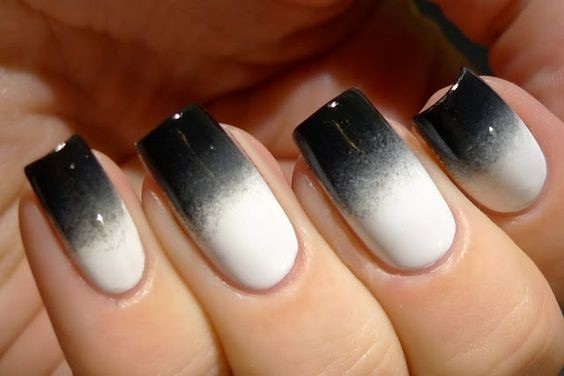 Manucure avec vernis noir et blanc pour ongles courts et longs. Photos, dessins