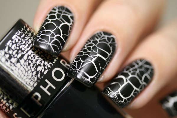 Manucure avec vernis noir et blanc pour ongles courts et longs. Photos, dessins