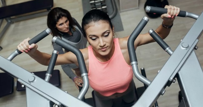 Pull-ups dans le gravitron pour les filles. Quels muscles travaillent, technique