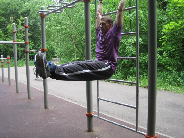 Pull-ups sur la barre horizontale pour les femmes. Programmez jusqu'à 100 fois, des exercices sur une barre avec un élastique