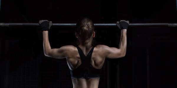 Pull-ups sur la barre horizontale pour les femmes. Programmez jusqu'à 100 fois, des exercices sur une barre avec un élastique