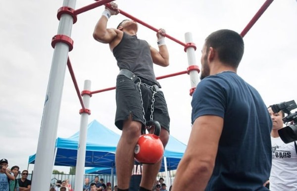 Pull-ups sur la barre horizontale pour les femmes. Programmez jusqu'à 100 fois, des exercices sur une barre avec un élastique