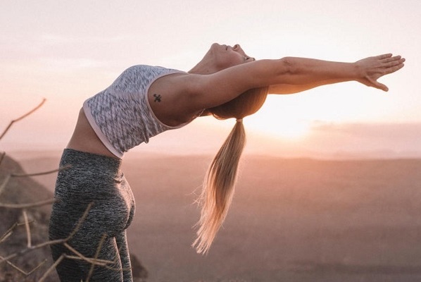 Sun Salutation est un ensemble d'exercices pour les débutants. Les bienfaits du yoga, comment faire