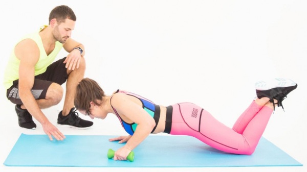 Exercices de force pour les femmes. Programme minceur à domicile