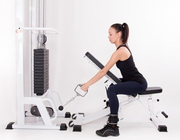 Cours en salle de sport pour les filles débutantes sans entraîneur de perte de poids. Des exercices