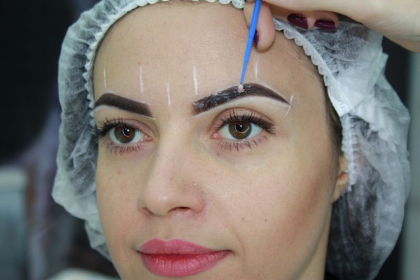 Anesthésie pour le maquillage permanent des sourcils, des paupières, des lèvres, des yeux. Ce qui est mieux, critiques