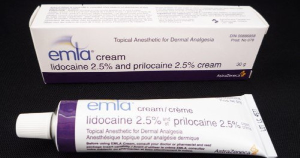 Anesthésie pour le maquillage permanent des sourcils, des paupières, des lèvres, des yeux. Ce qui est mieux, critiques