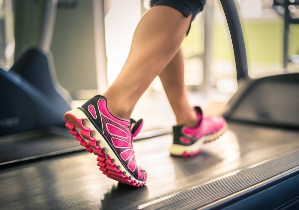 Extension des jambes dans le simulateur assis, sur les quadriceps, couché. Avantages, technique, quels muscles travaillent