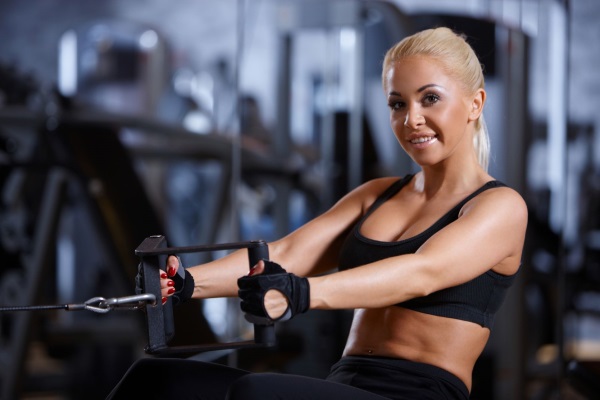 Entraînement des muscles pectoraux dans le gymnase pour les filles pour le poids, pour la perte de poids