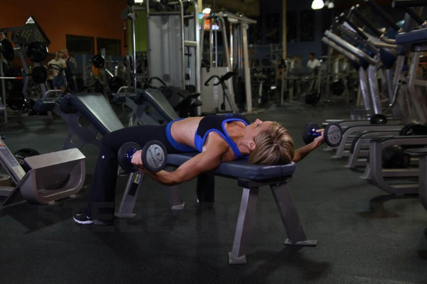 Entraînement des muscles pectoraux dans le gymnase pour les filles pour le poids, pour la perte de poids