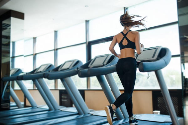 Entraînement des muscles pectoraux pour les filles dans le gymnase, à la maison