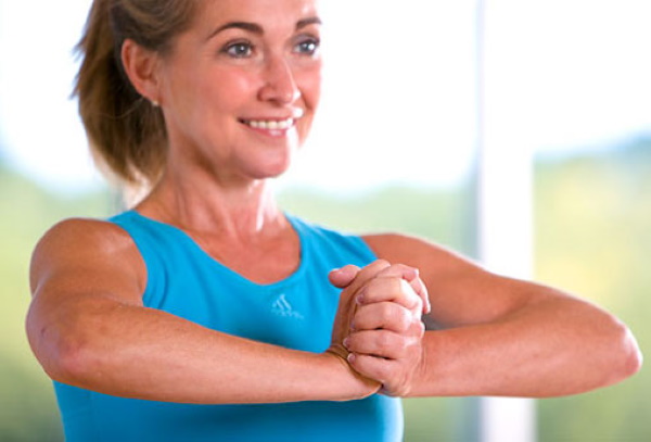 Entraînement des muscles pectoraux pour les filles dans le gymnase, à la maison