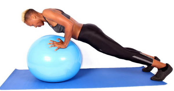 Entraînement des muscles pectoraux pour les filles dans le gymnase, à la maison