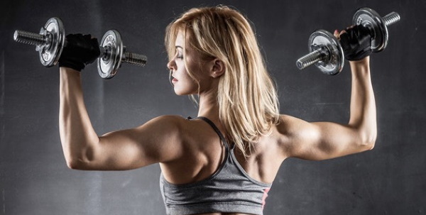 Exercice d'épaule pour les filles dans le gymnase. Tutoriels vidéo, photo