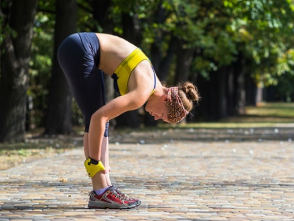 Exercices du dos pour les filles avec des haltères, une barre, sur une barre horizontale à la maison